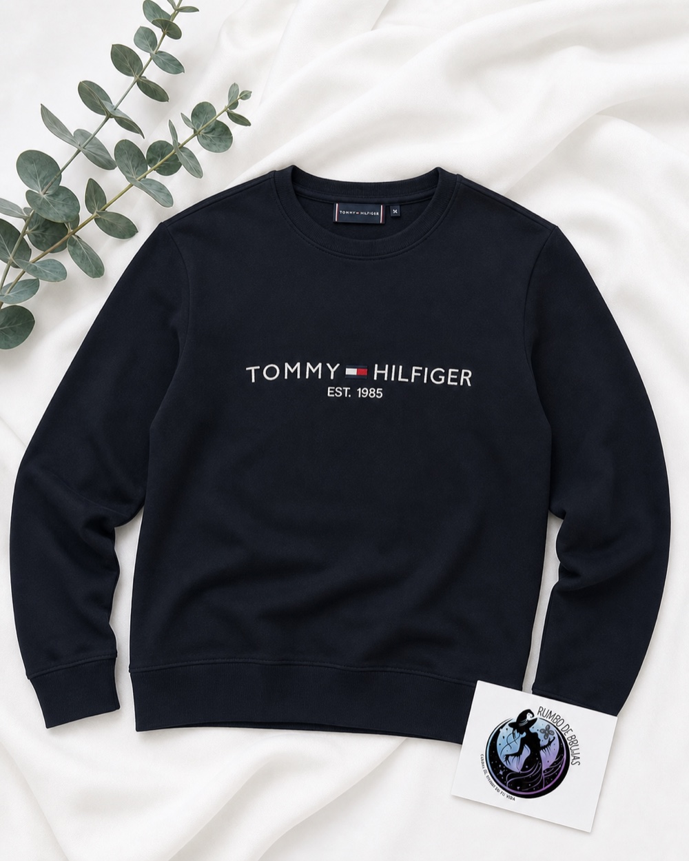 Camiseta azul marino con logotipo Tommy Hilfiger — Rumbo de Brujas