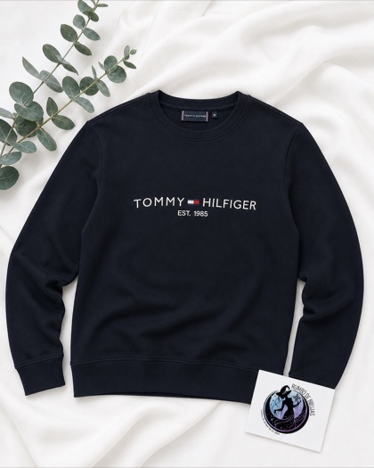 Camiseta azul marino con logotipo Tommy Hilfiger — Rumbo de Brujas