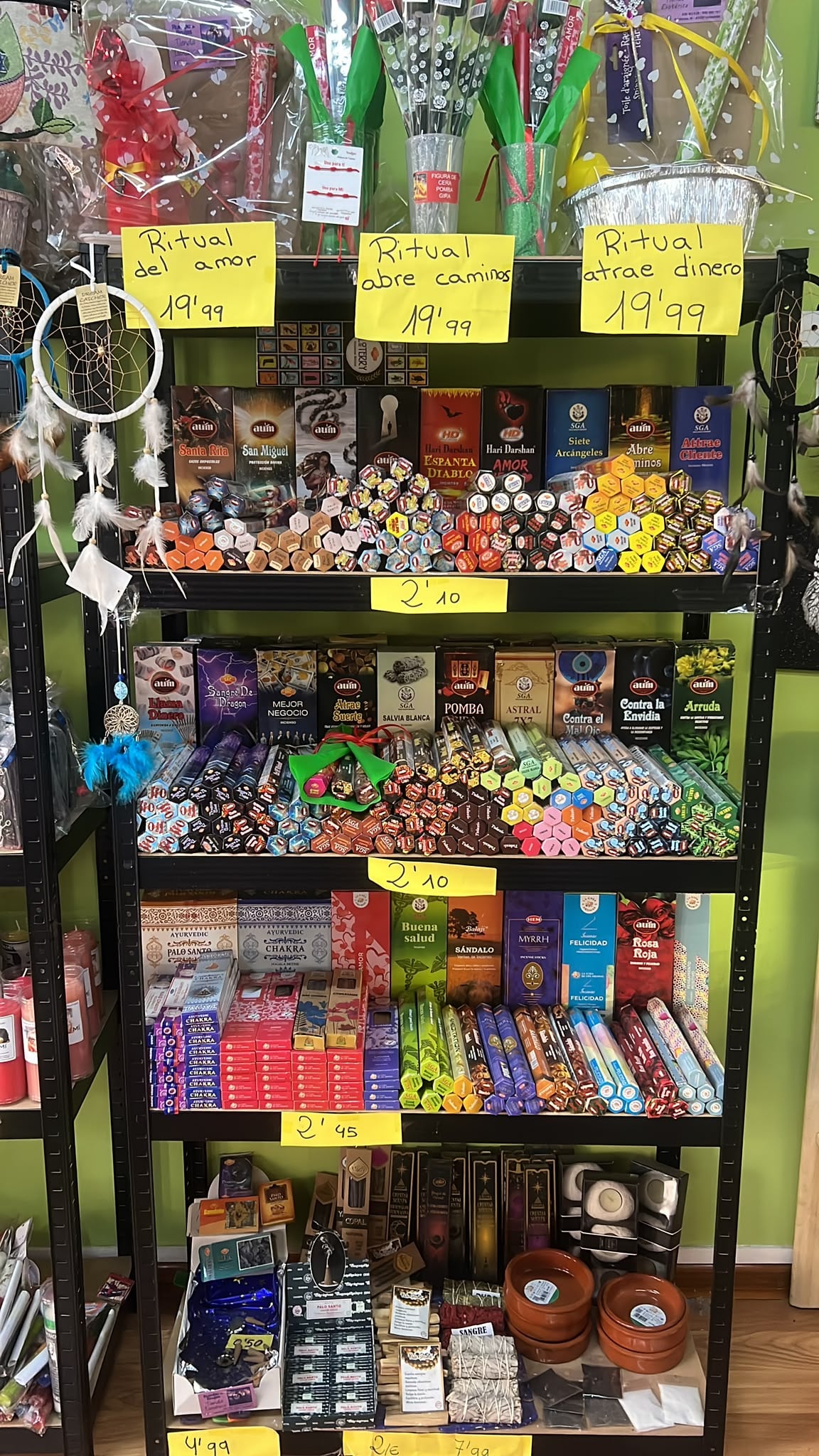 Selección de inciensos y rituales en la tienda