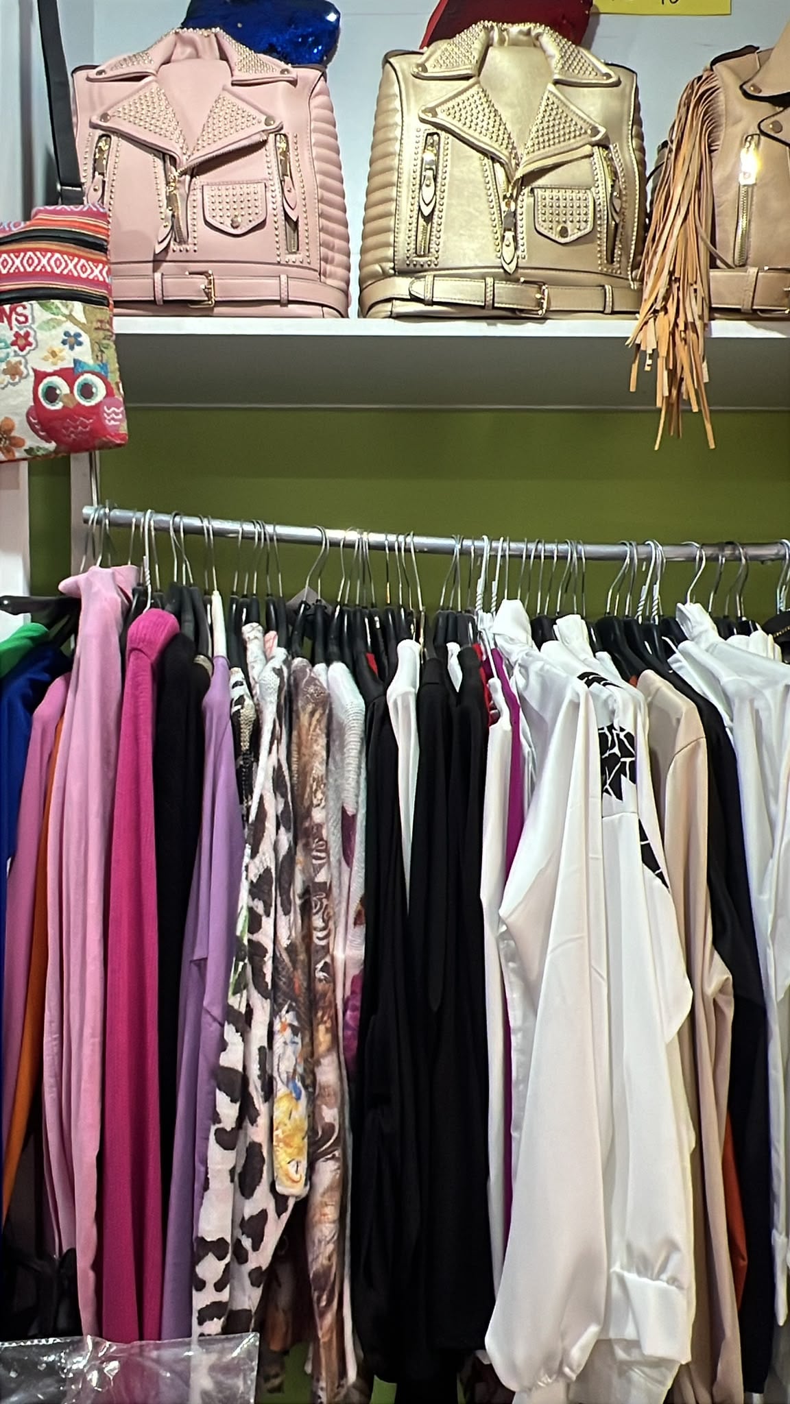 Interior de Rumbo de Brujas con ropa y bolsos
